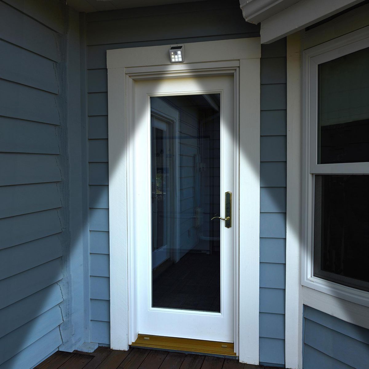 White Solar Wall-Mount Security Light Z905